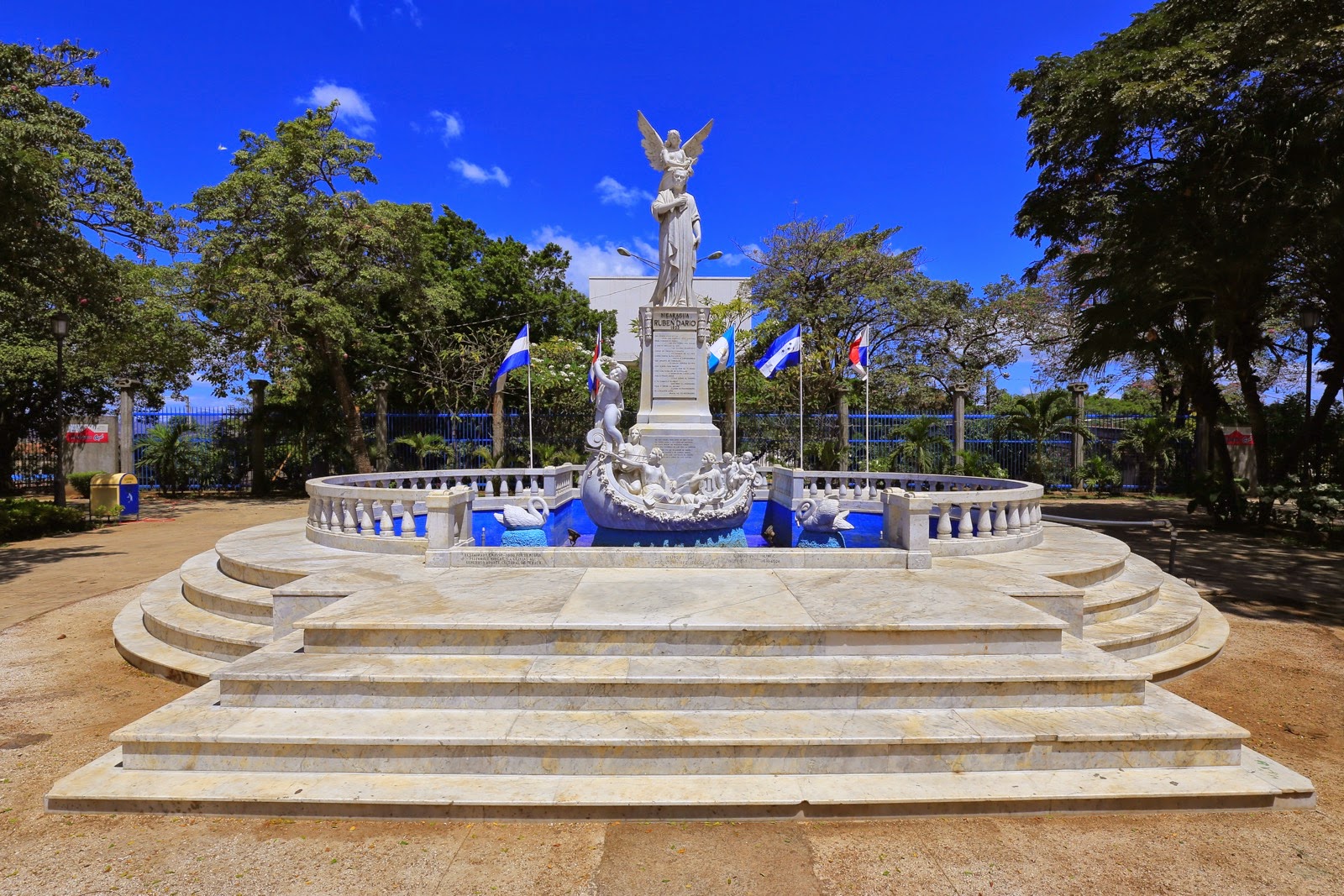 Fontaine et monument blanc de l’Area Monumental