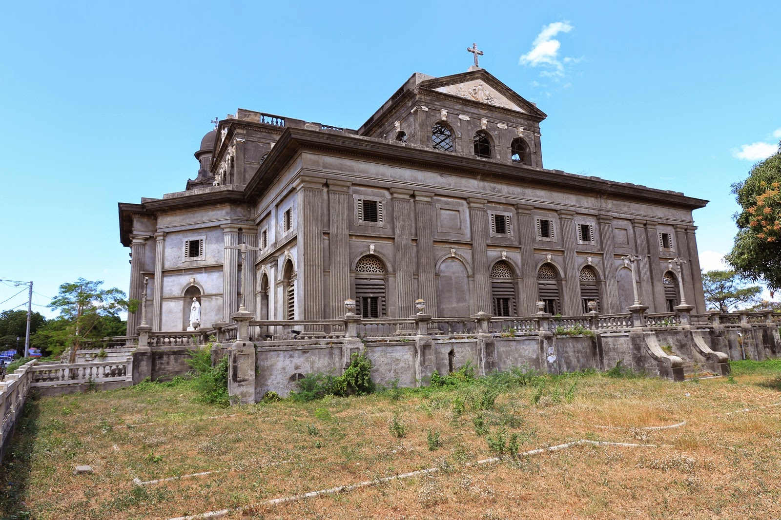 Ancienne cathédrale endommagée par le séisme de 1972
