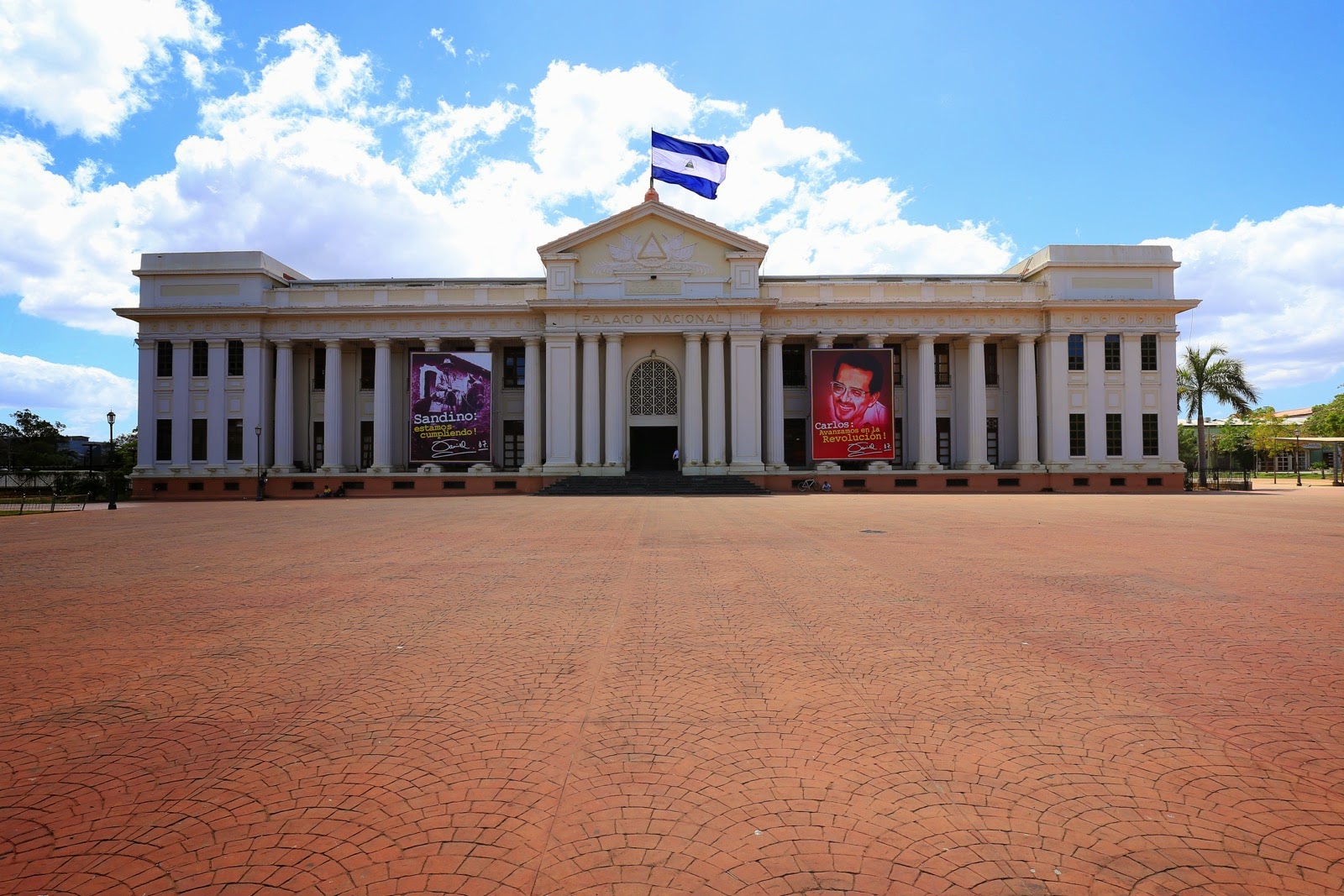 Le Palacio Nacional et le drapeau du Nicaragua