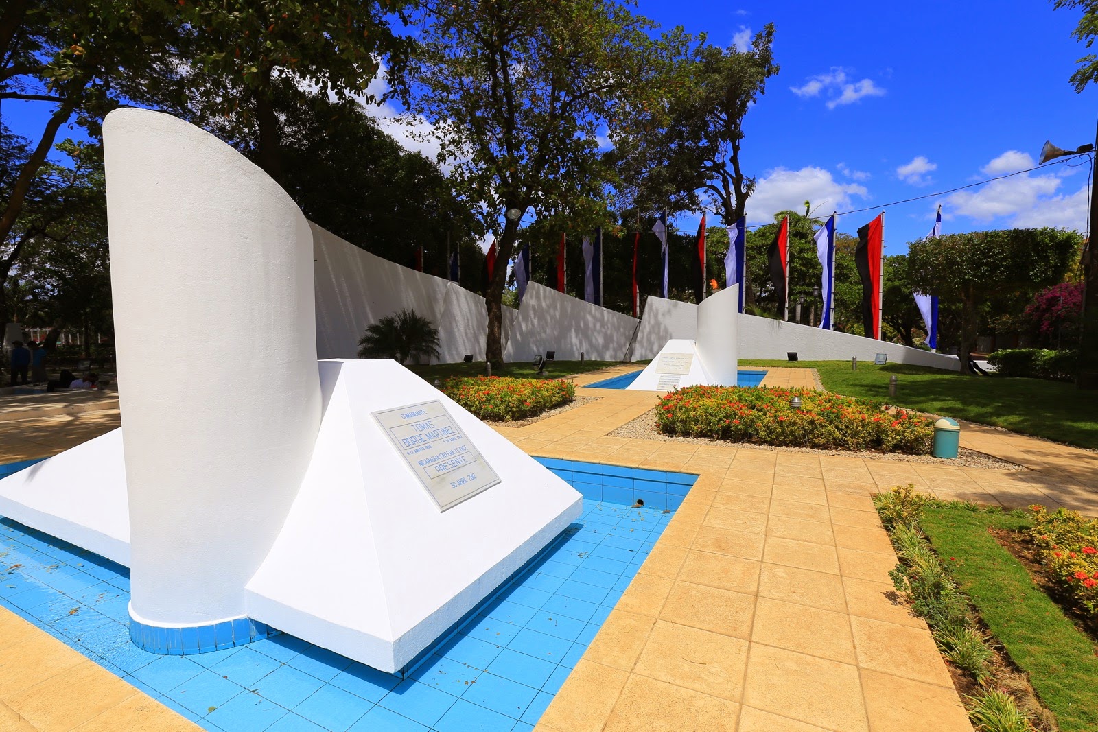 Monument blanc dans un jardin de l’Area Monumental