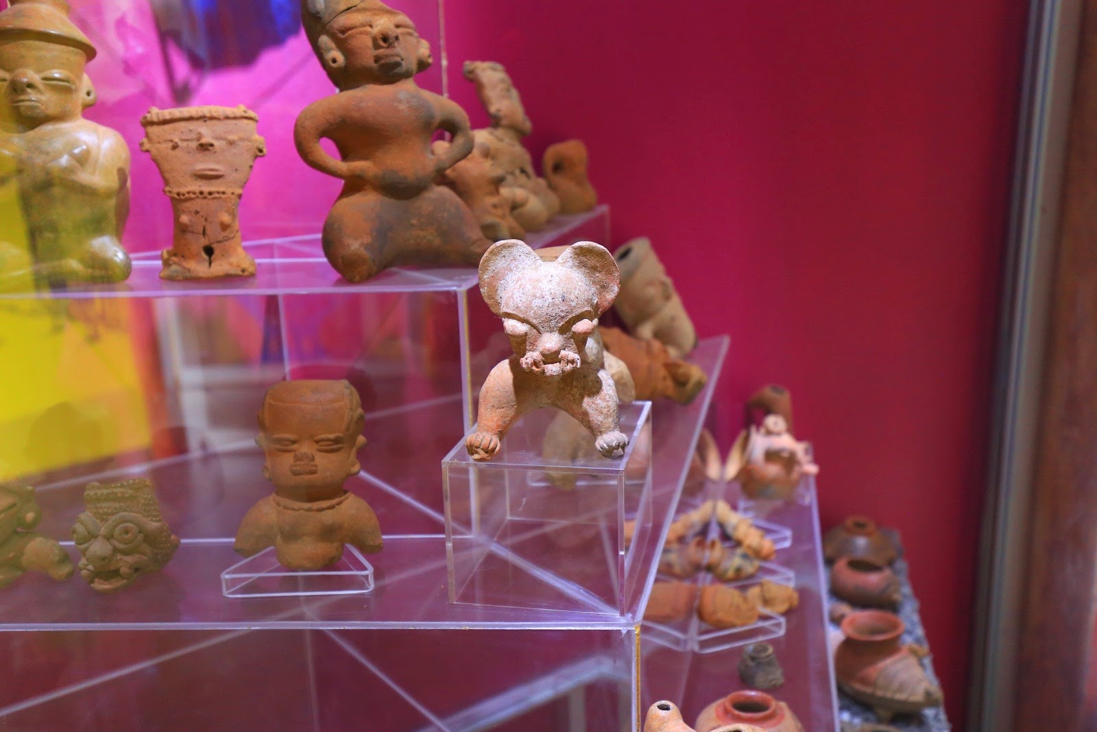 Céramiques précolombiennes exposées au musée