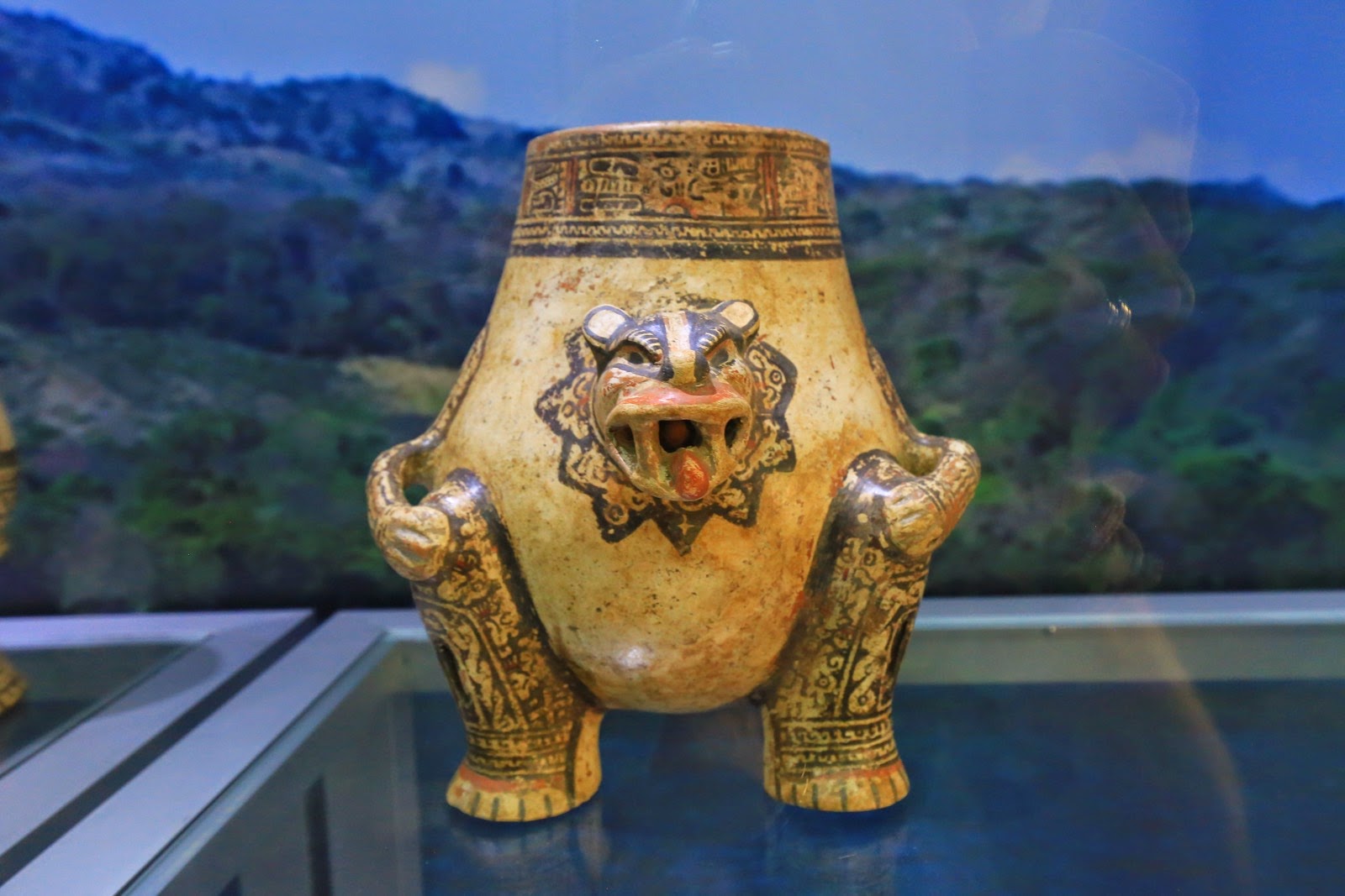 Vase précolombien sculpté en vitrine
