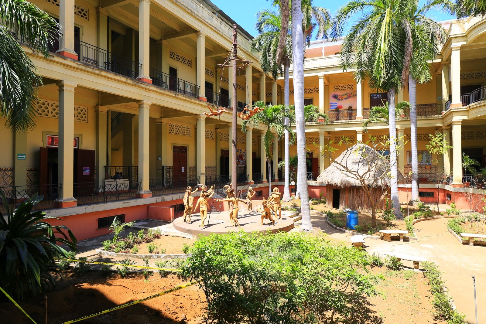 Cour intérieure à galeries du Palacio Nacional