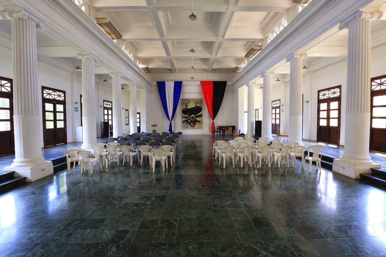 Salle à colonnes et drapeaux du palais