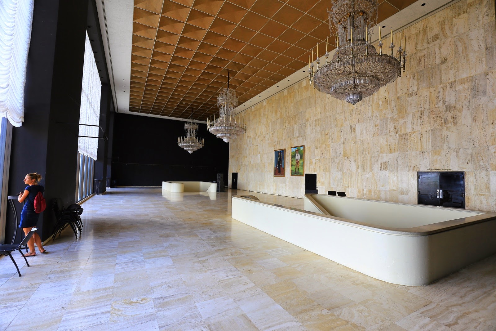 Hall du théâtre et ses lustres