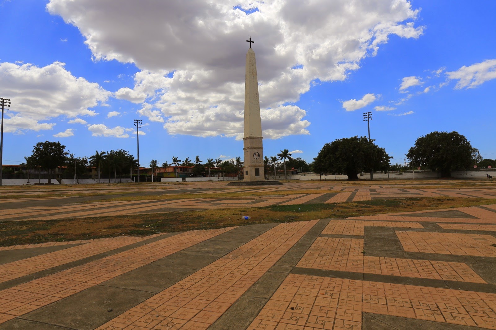 Obélisque de la Plaza de la Fé Juan Pablo II à Managua