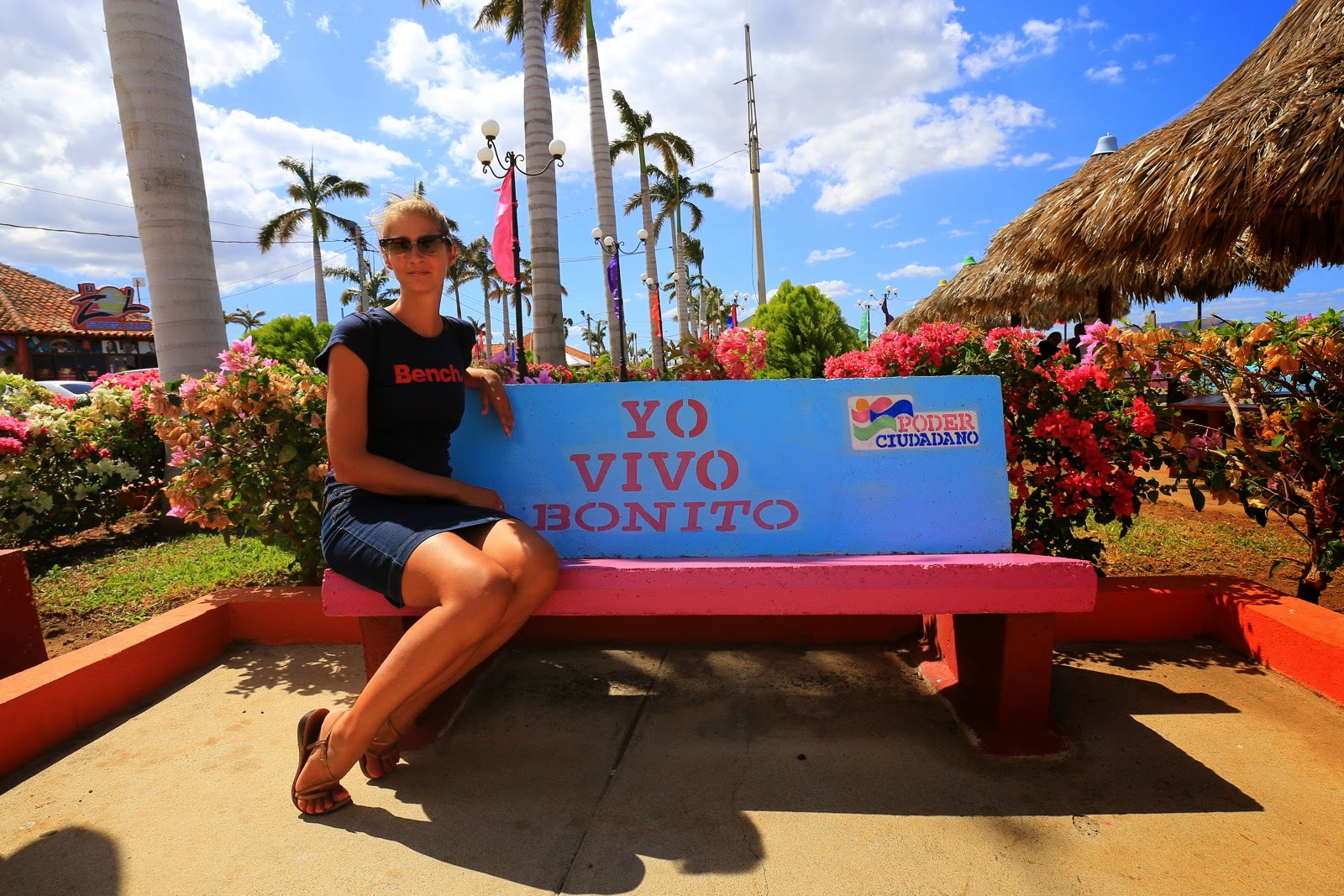 Pause sur un banc coloré du Puerto Salvador Allende