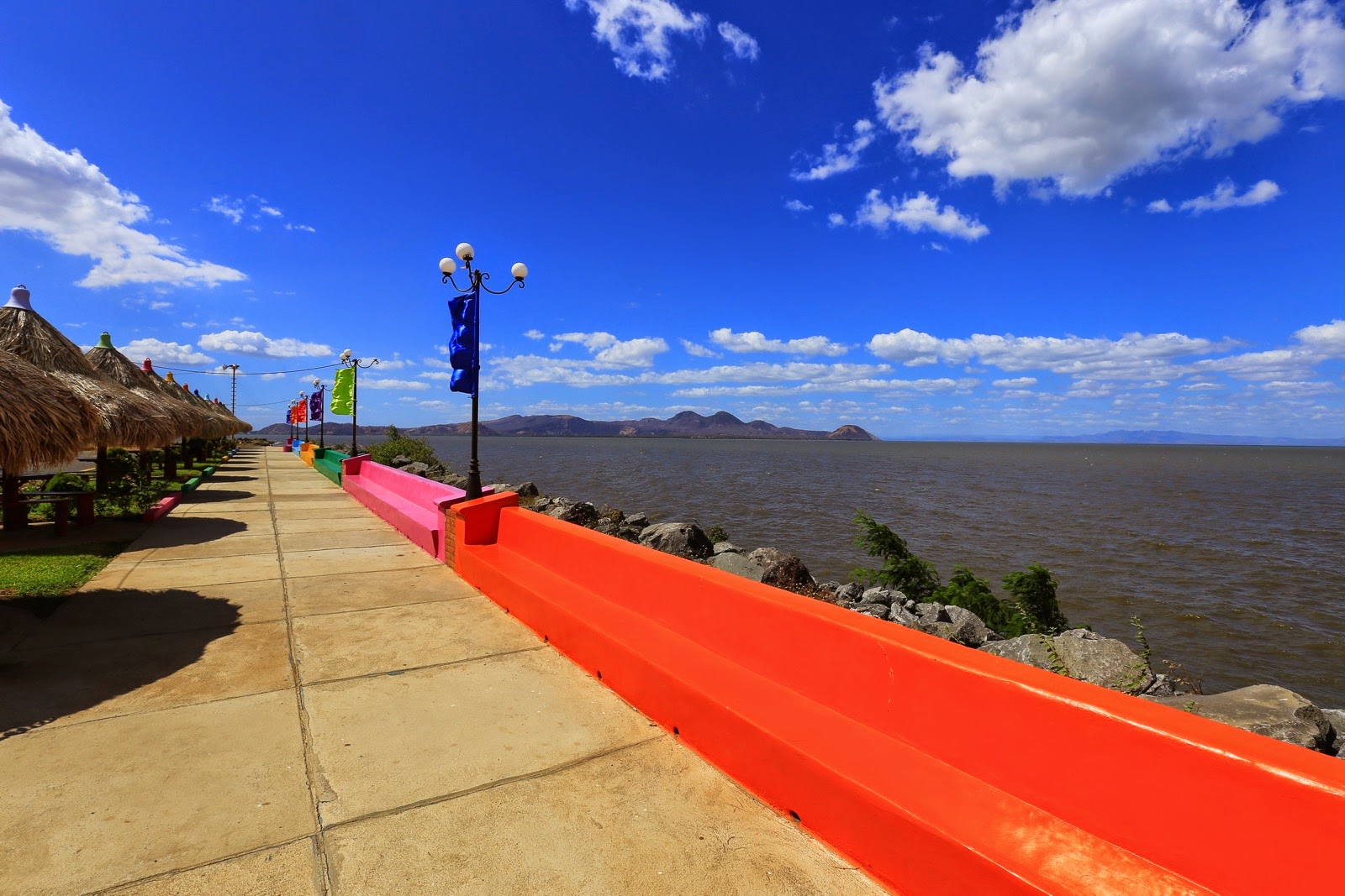Promenade au bord du lac de Managua