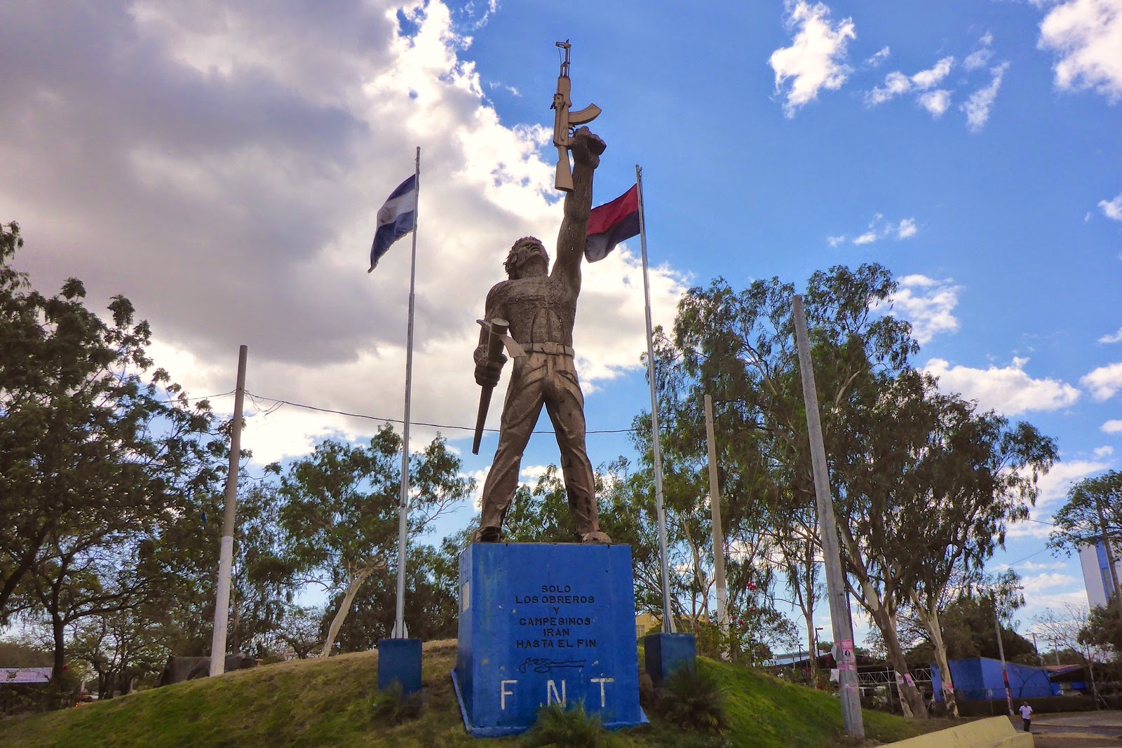 Statue et drapeaux sur une place