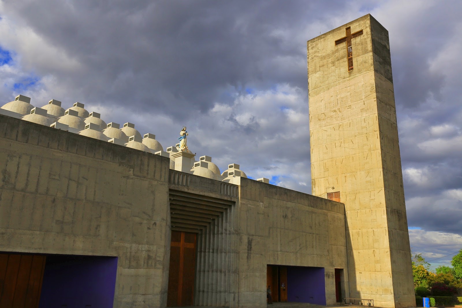 Clocher et dômes de la nouvelle cathédrale de Managua