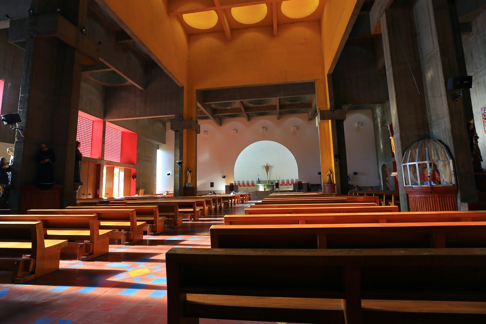 Intérieur en béton brut de la nouvelle cathédrale