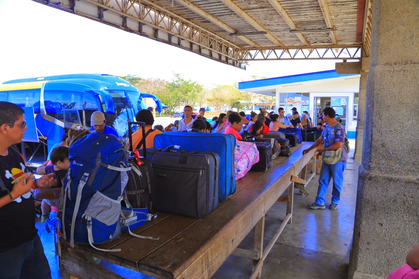 Bagages alignés sur la grande table de la douane nicaraguayenne
