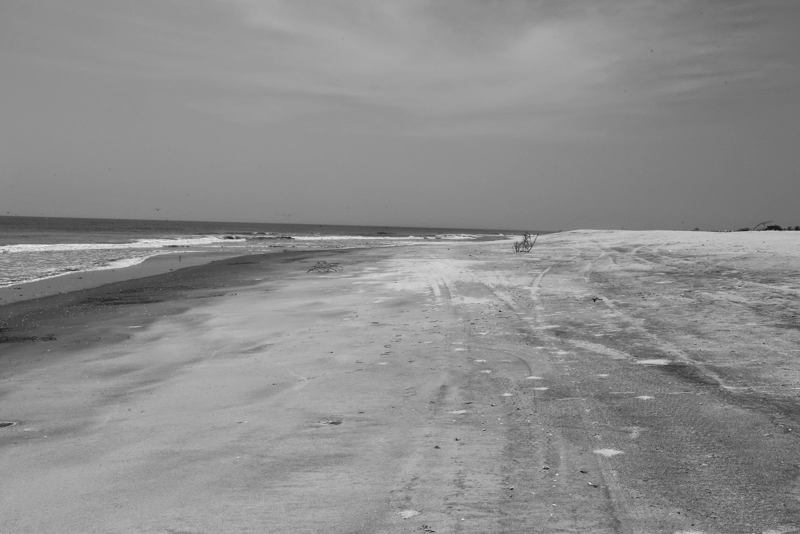 Plage déserte, en noir et blanc