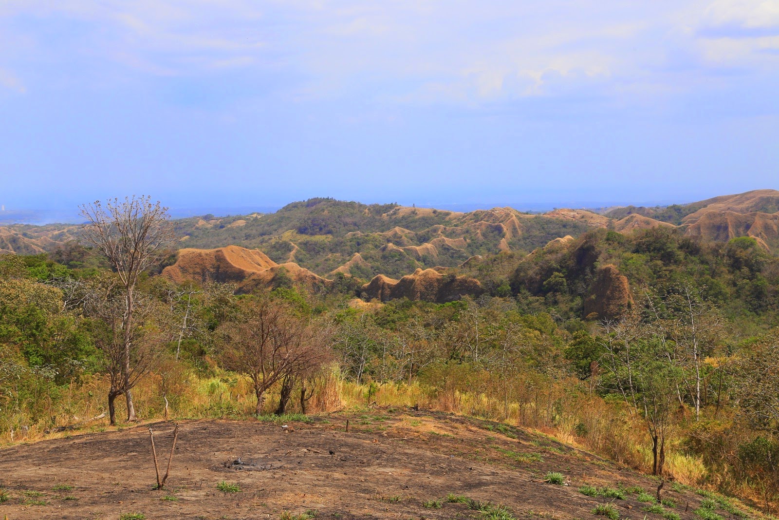 Collines sèches et montagnes au loin