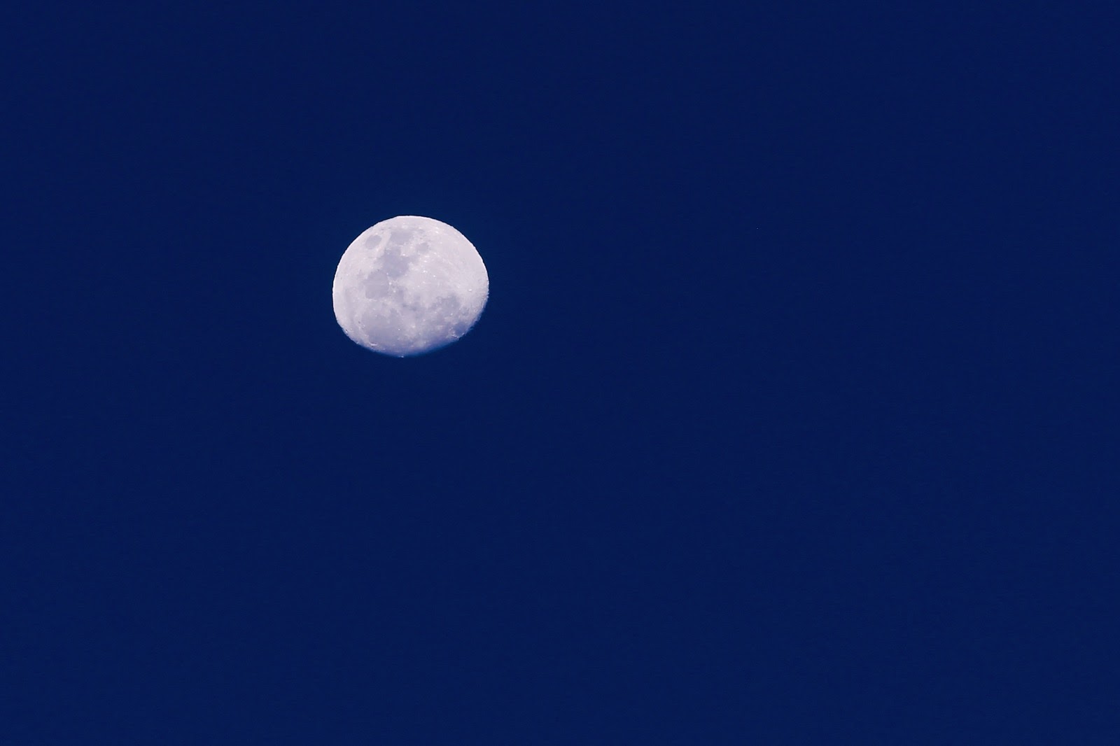 Lune dans le ciel bleu