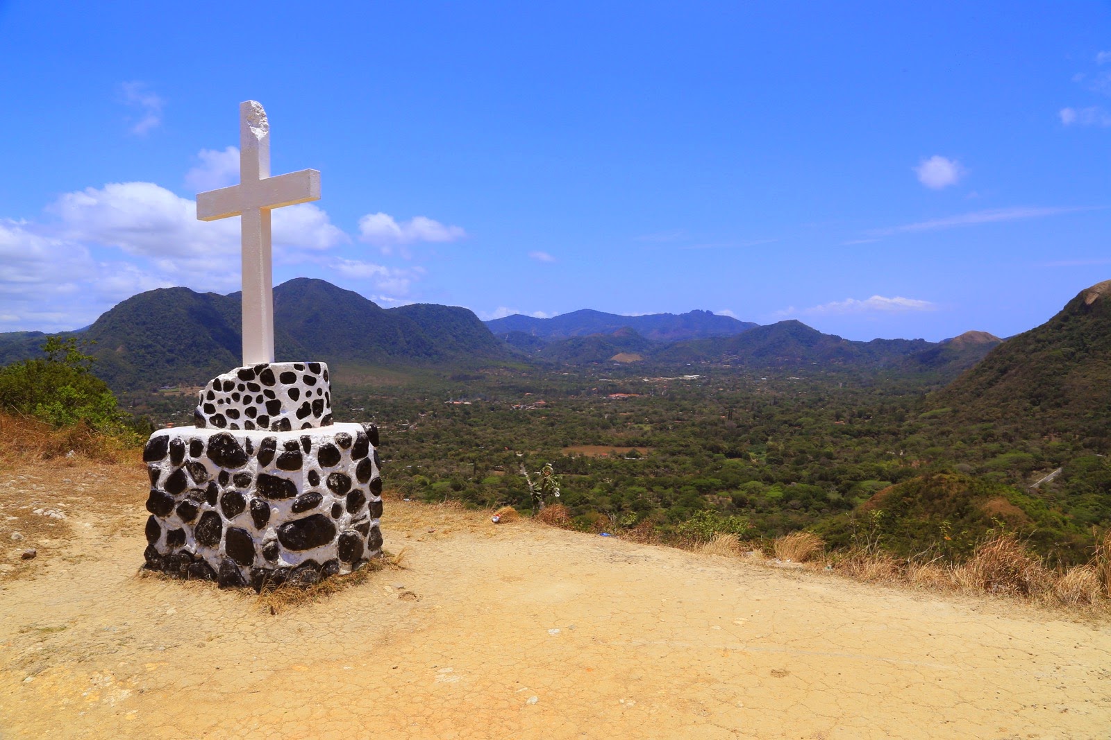 Croix sur un sommet face aux montagnes