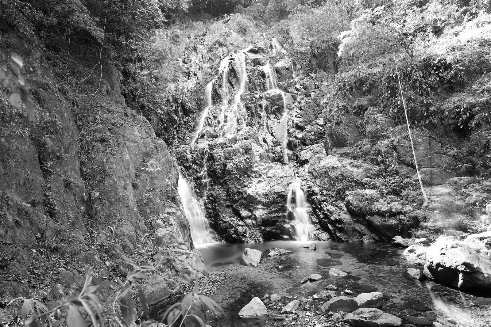 Cascade du Chorro El Macho, en noir et blanc