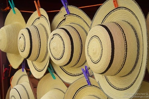 Chapeaux Panama en paille au marché