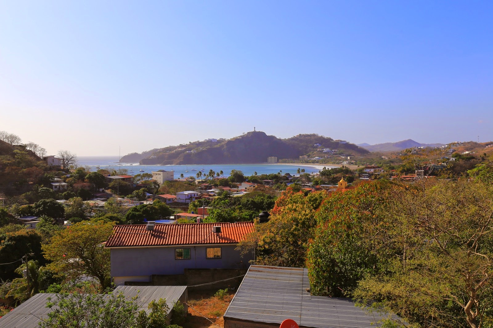 Vue sur la baie depuis la terrasse de l’hostel