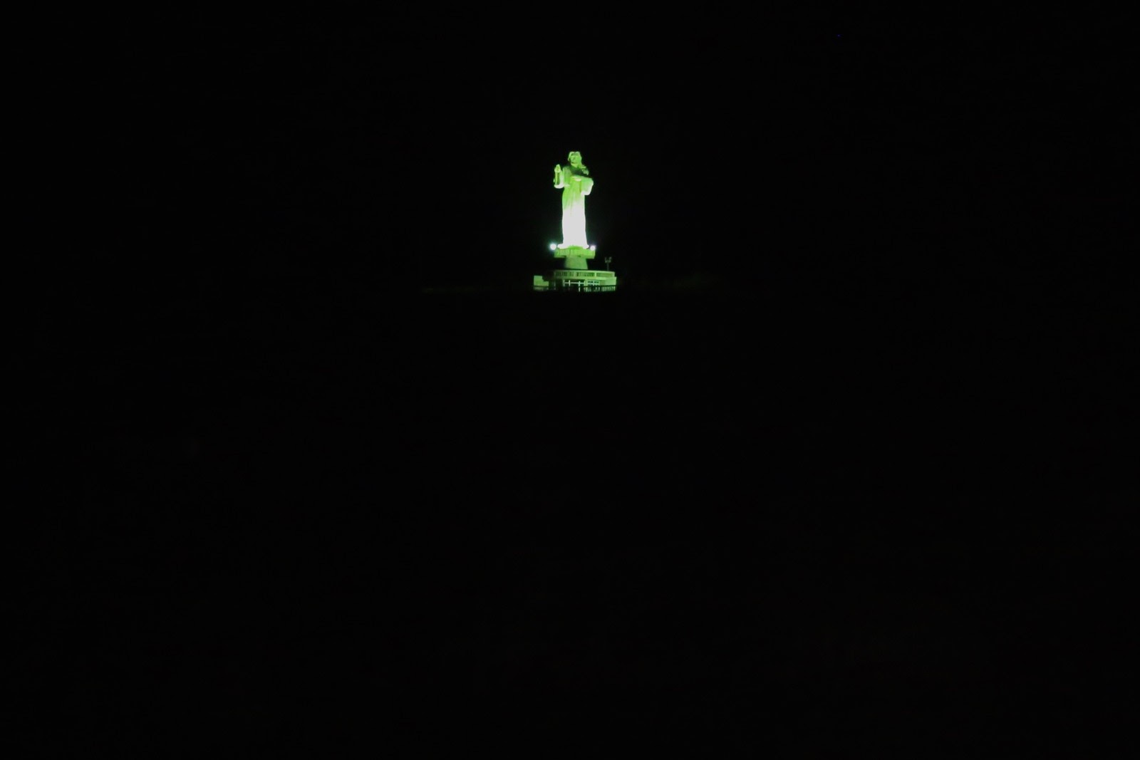 Le Christ illuminé dans la nuit