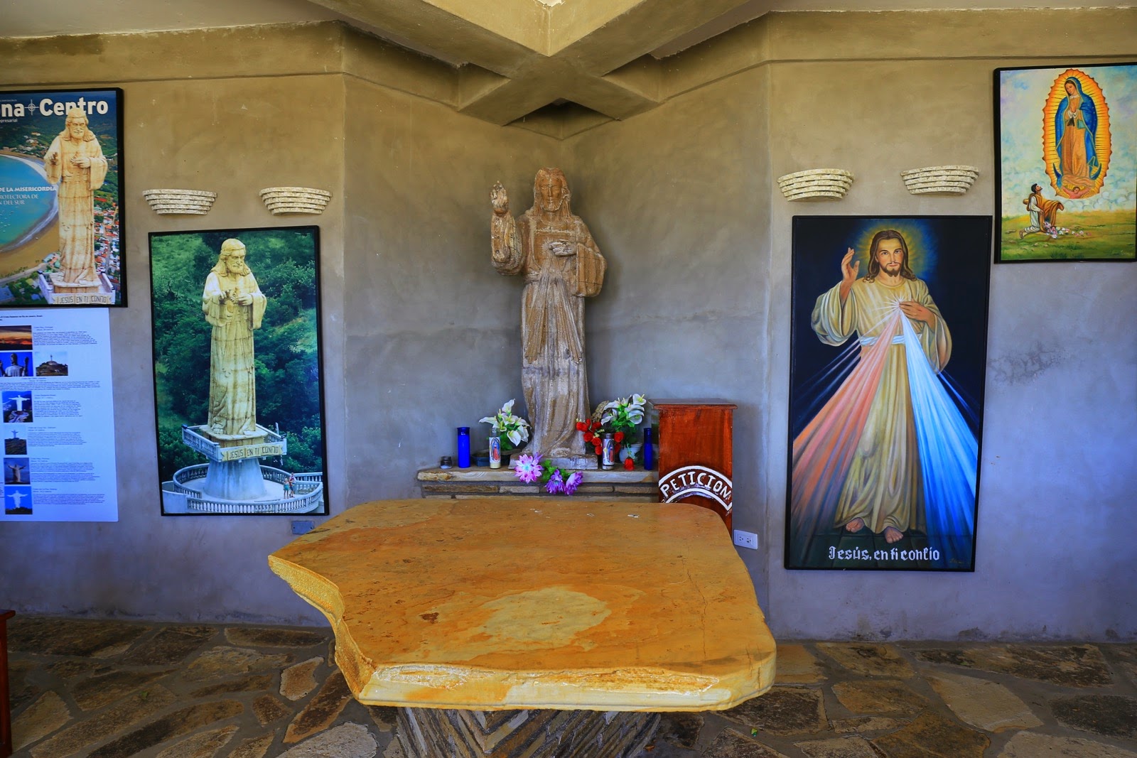 Statues et images pieuses au pied du Christ