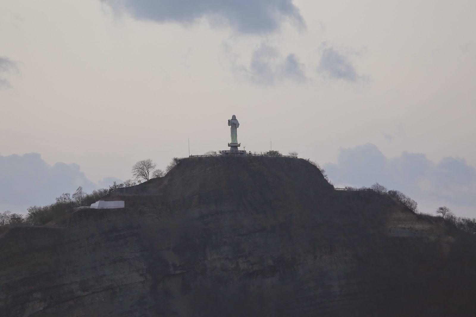 Silhouette du Christ sur sa colline