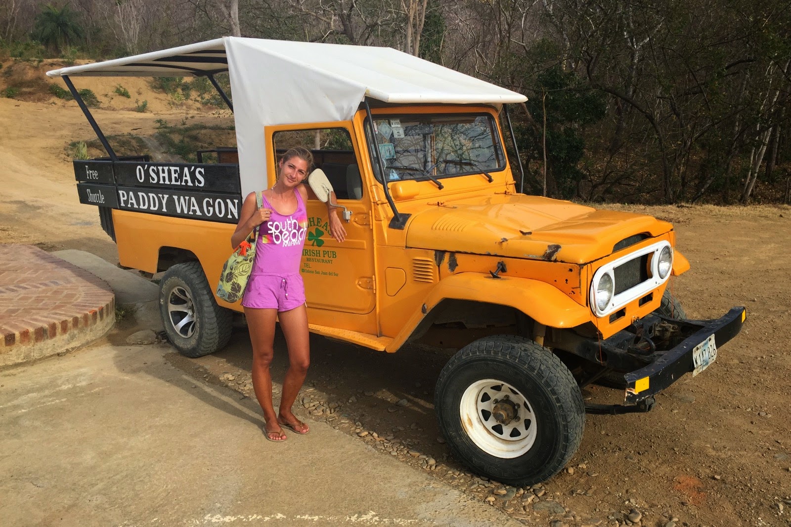 Jeep jaune de la navette du restaurant