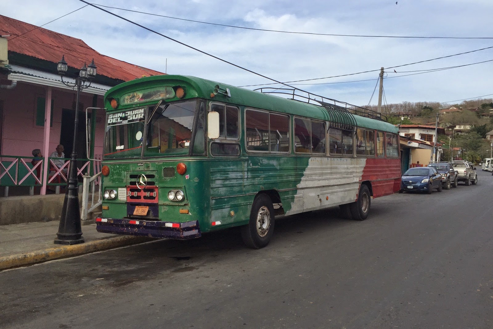 Chicken bus vert à l’arrêt à San Juan del Sur