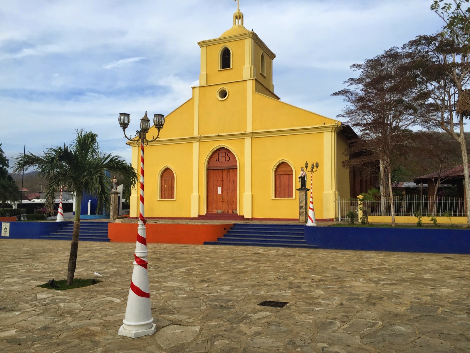 Église jaune sur la place centrale de San Juan del Sur