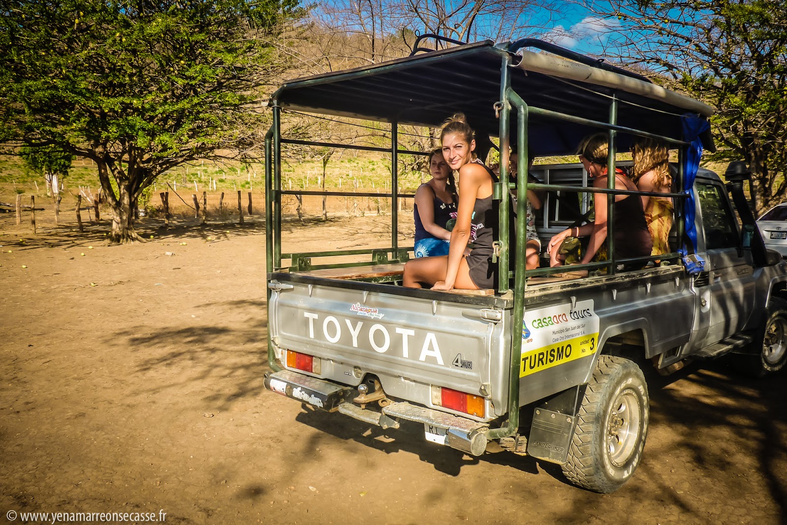 À l’arrière d’un pick-up Toyota