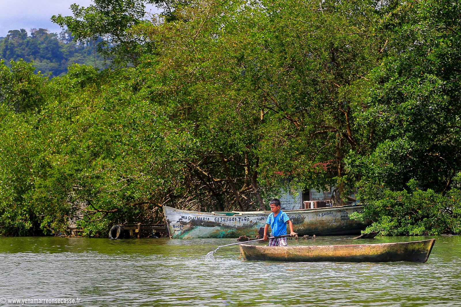 Pirogue sur l’eau verte de l’archipel de Bocas del Toro