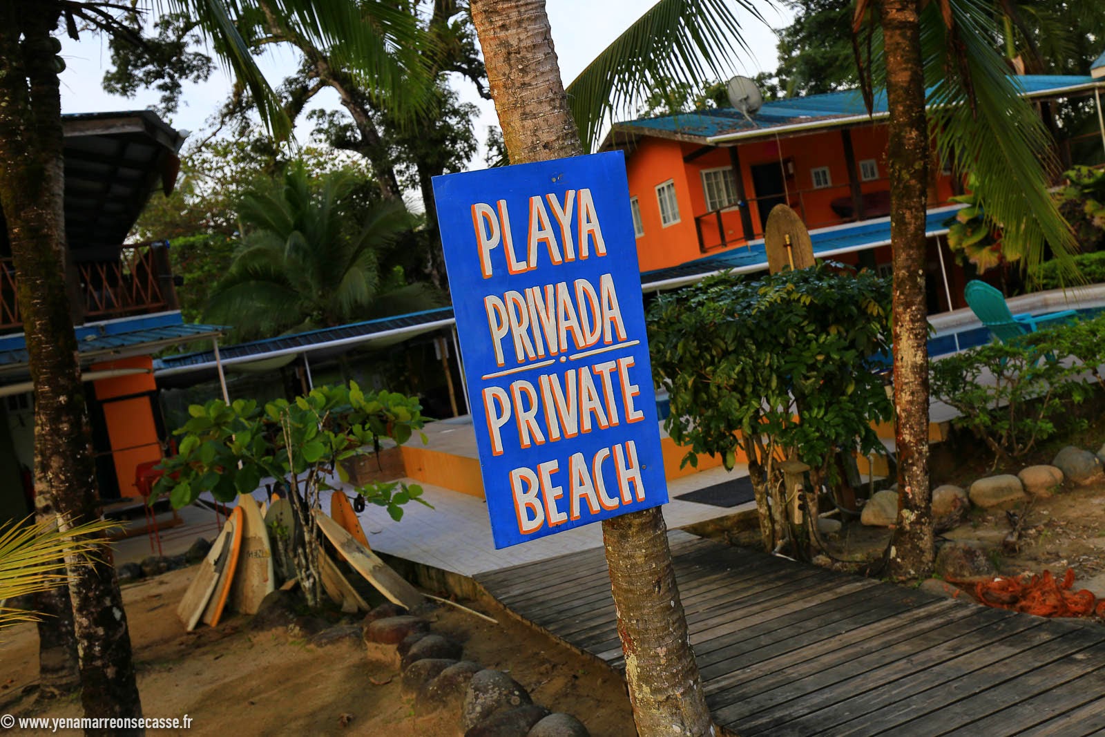 Panneau Playa privada sur la plage de l’hostel