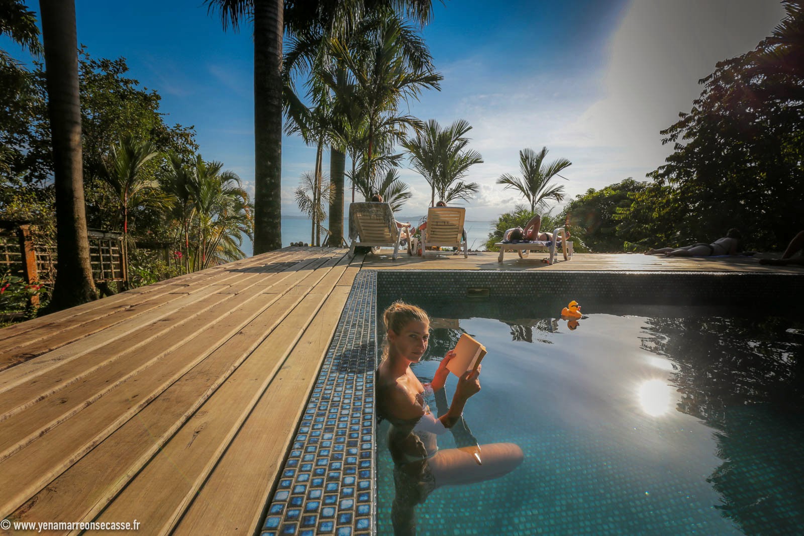 Bain dans la piscine du lodge