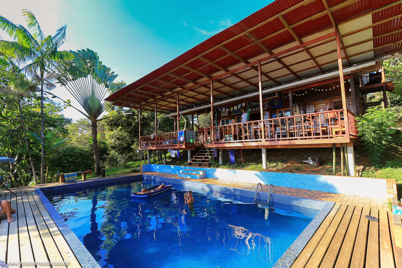 Piscine et bâtiment en bois du Bambuda Lodge