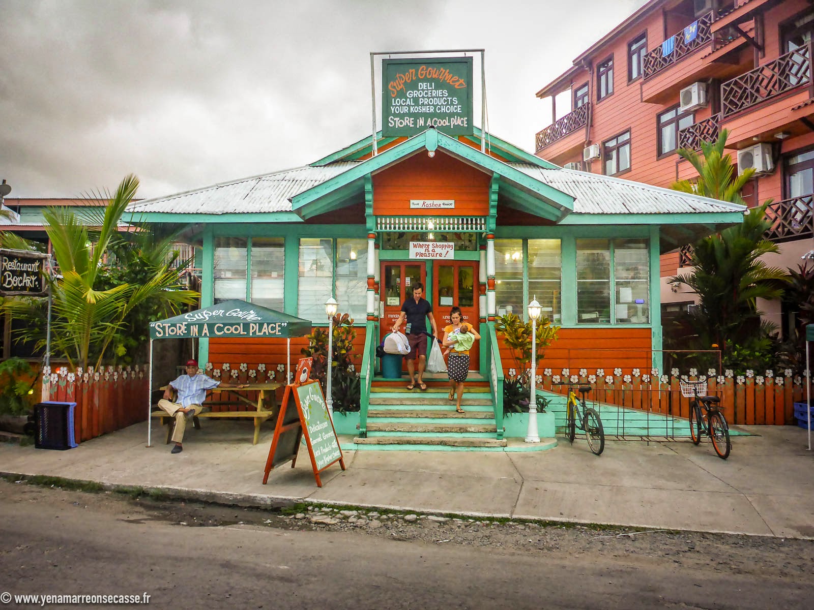 Façade turquoise d’un bâtiment de Bocas Town