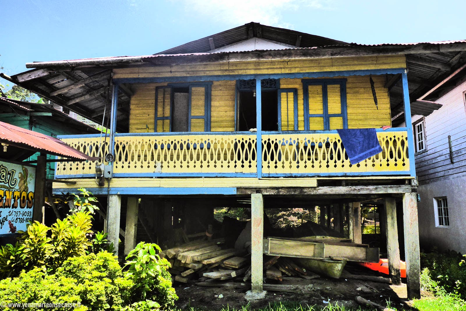 Maison en bois colorée sur pilotis à Bastimentos