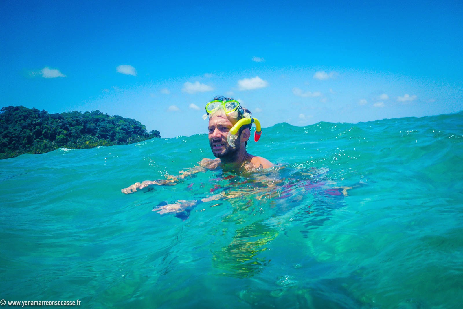 Snorkeling dans l’eau translucide