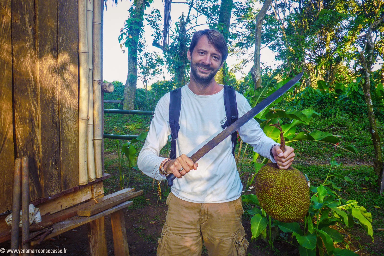 Machette et fruit de jacquier en main