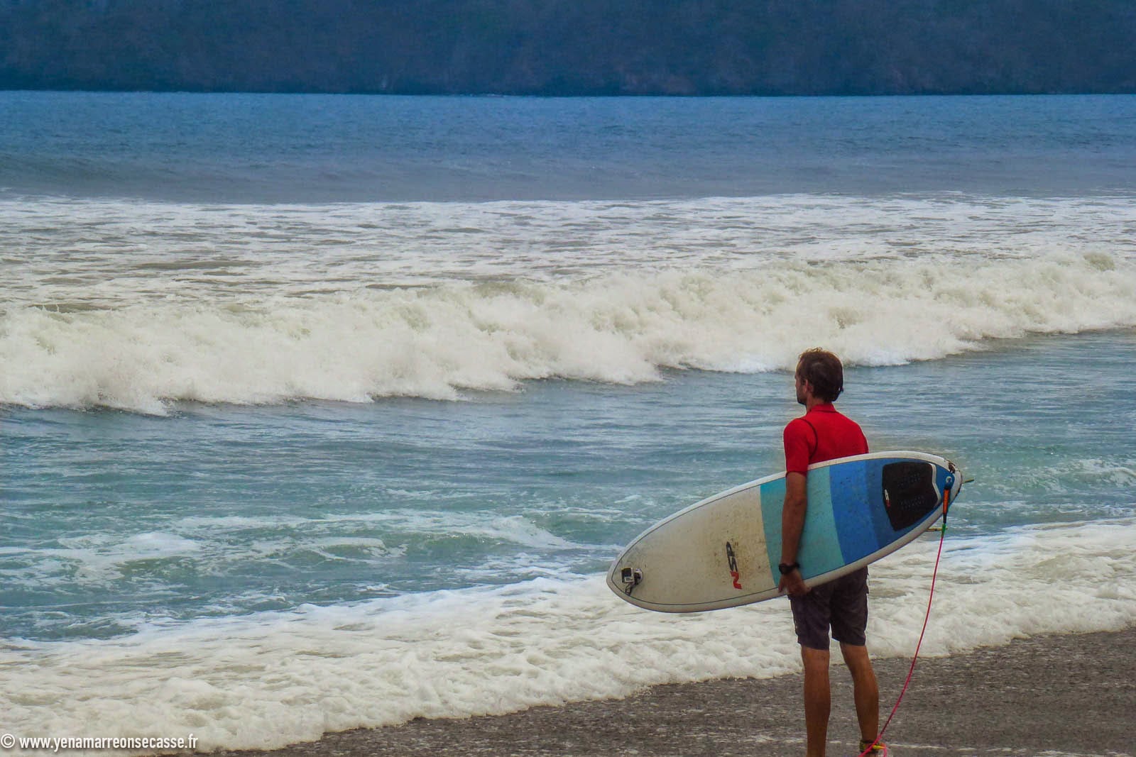 Surfeur face aux vagues de Playa Venao