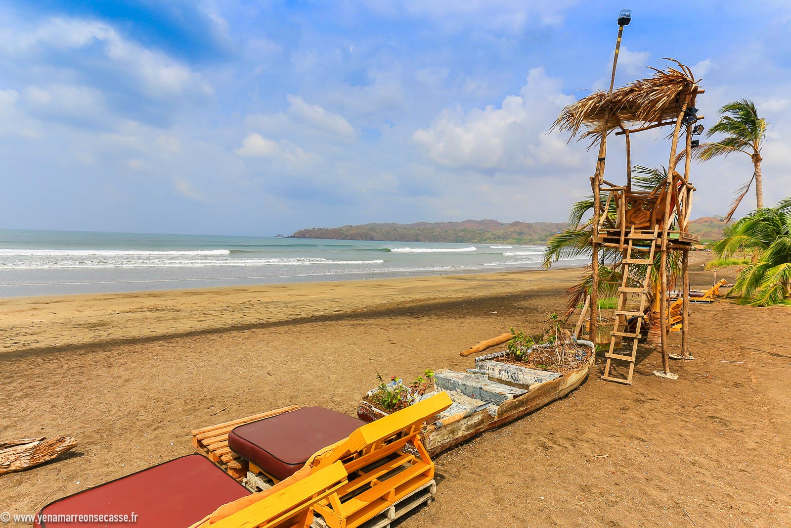 Poste de surveillance en bois sur la plage de Playa Venao