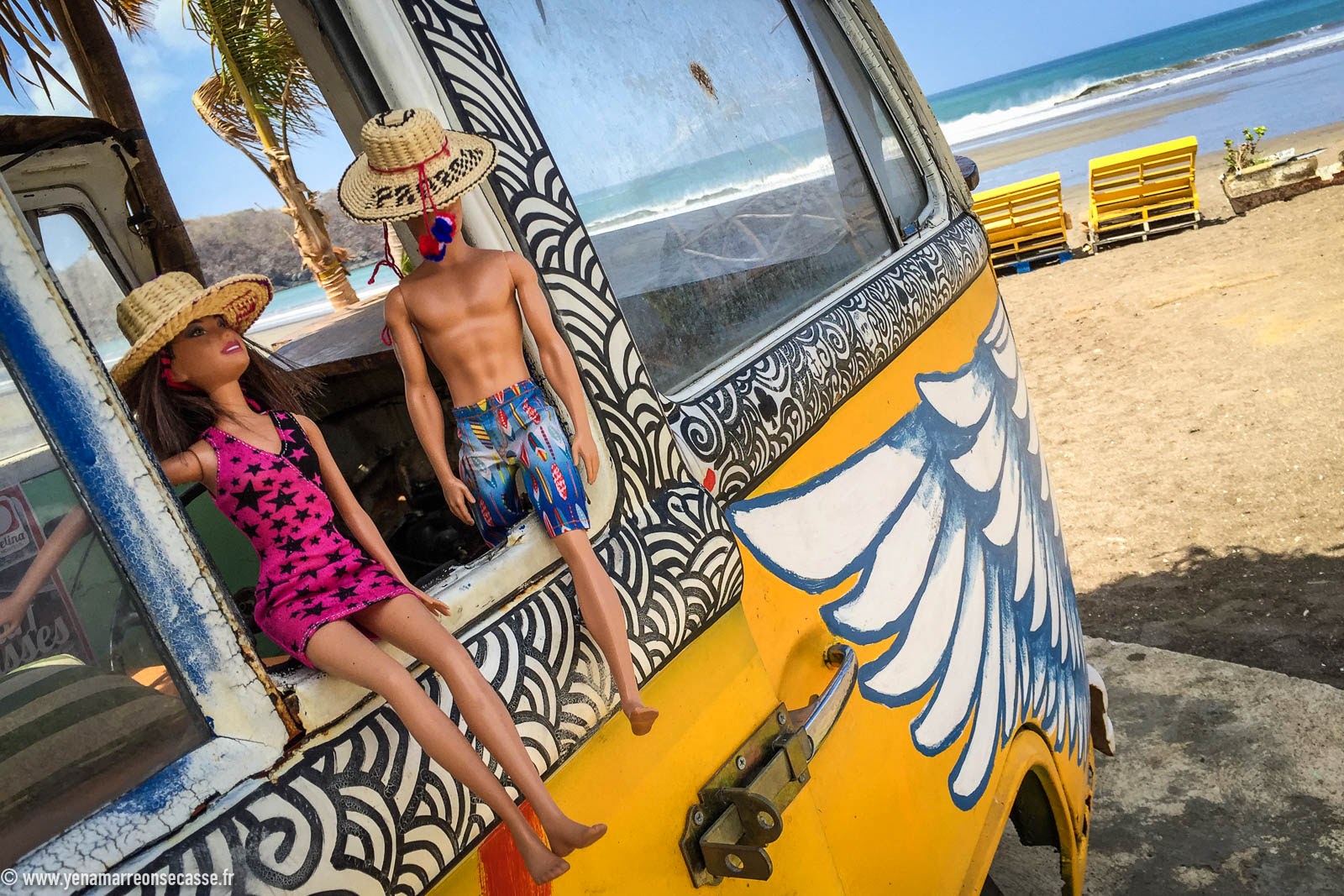 Pose dans un combi Volkswagen décoré