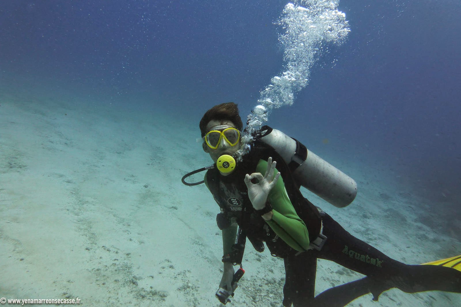Plongeur au-dessus du sable dans le parc national de Coiba