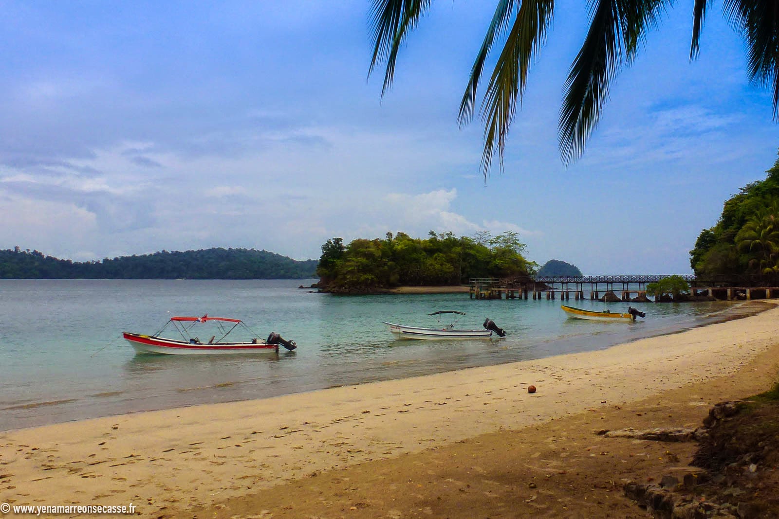 Plage et bateaux sur l’île Coiba