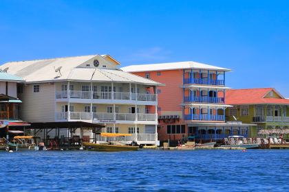 Hôtels colorés sur pilotis du front de mer de Bocas Town