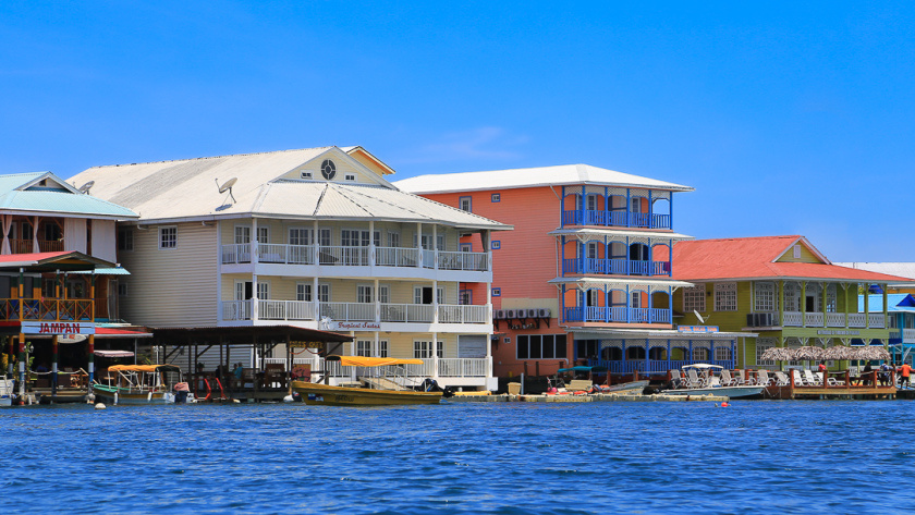 Hôtels colorés sur pilotis du front de mer de Bocas Town