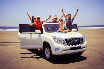 En famille sur un 4x4 garé sur la plage du Pacifique