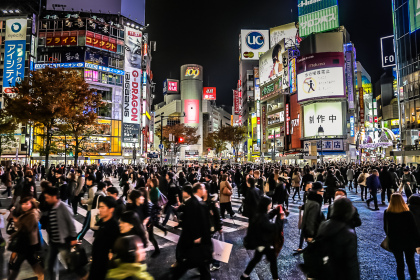 Le carrefour de Shibuya et ses écrans géants, la nuit