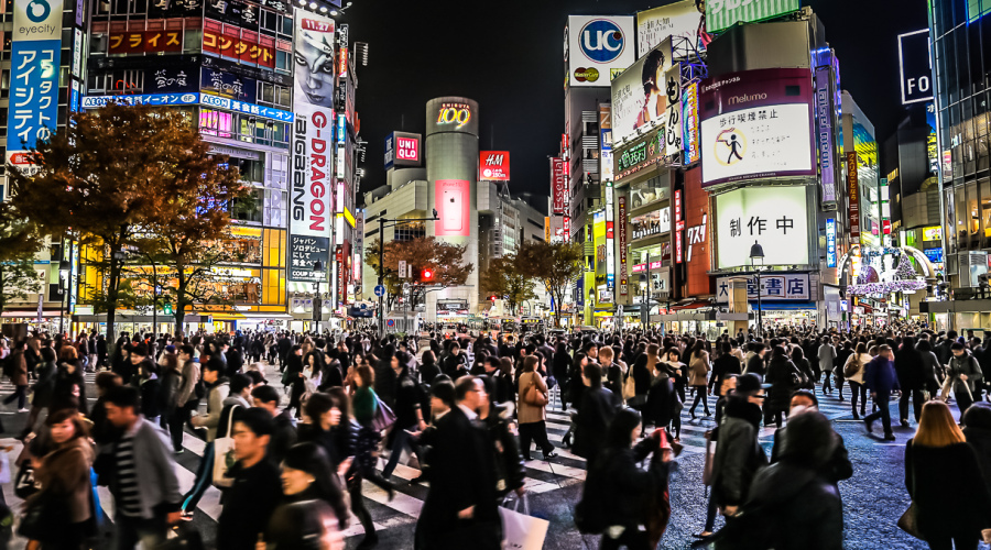 Le carrefour de Shibuya et ses écrans géants, la nuit