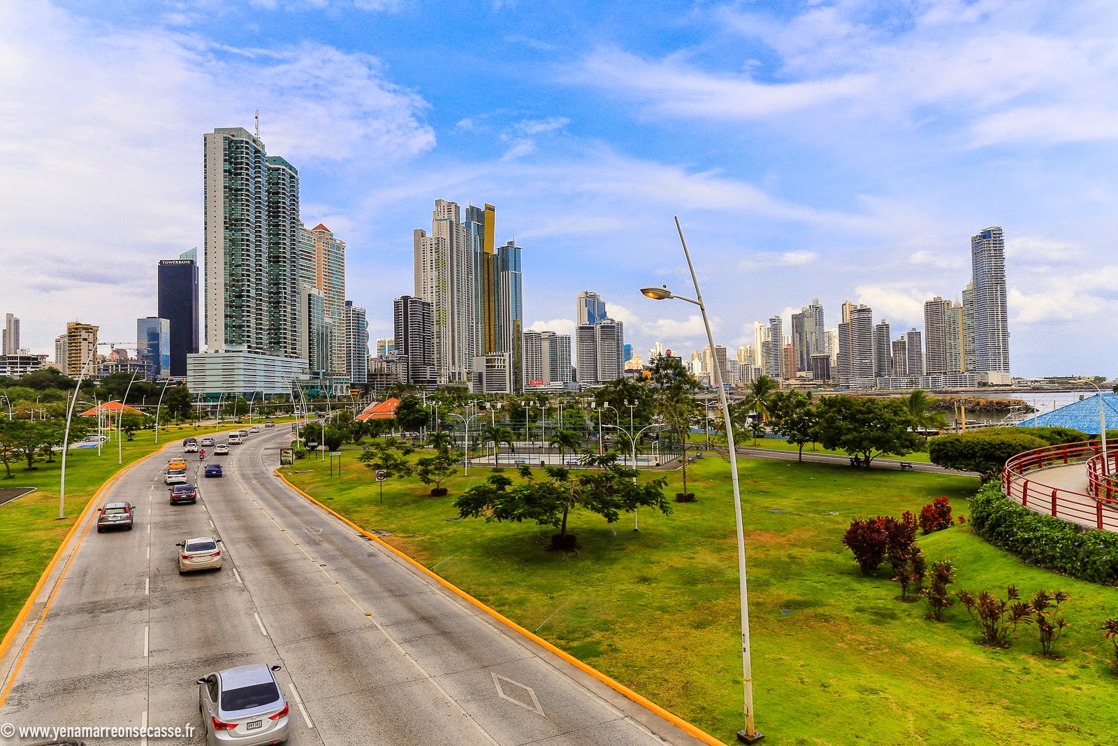 L’Avenida Balboa et les gratte-ciels de Panama City