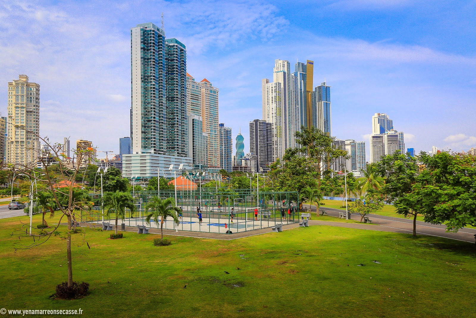 Gratte-ciels derrière un parc de l’Avenida Balboa